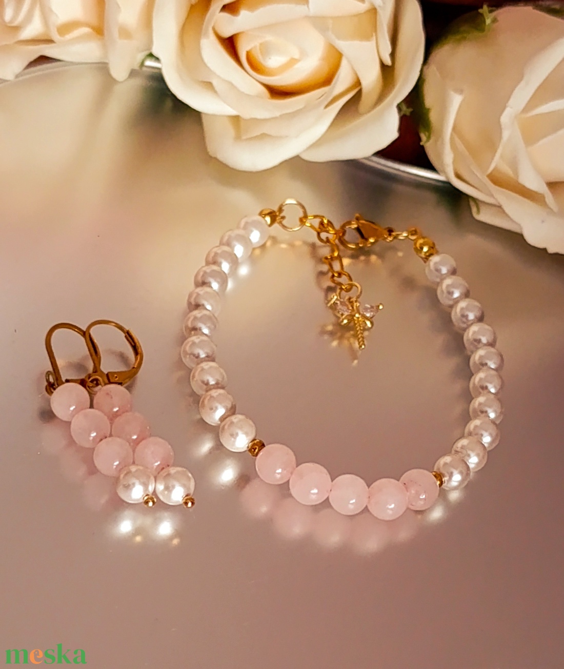 Rózsakvarc és kagylógyöngy kapcsos karkötő szitakötő medállal - ékszer - karkötő - ásványkarkötő - Meska.hu