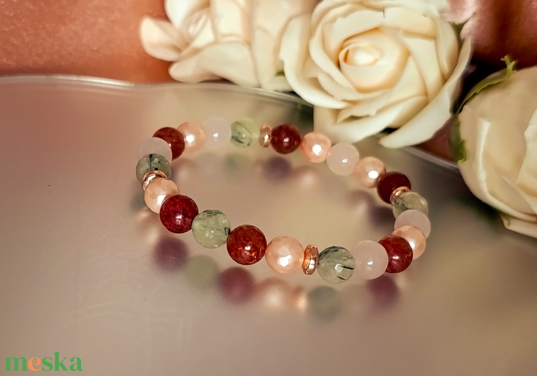 Ölelés ásványkarkötő prehnittel, eperkvarccal, rózsakvarccal és kagylóhéjjal - ékszer - karkötő - ásványkarkötő - Meska.hu