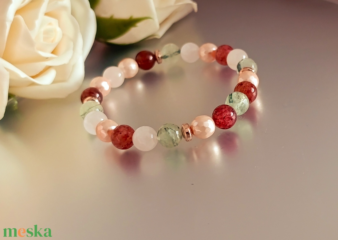 Ölelés ásványkarkötő prehnittel, eperkvarccal, rózsakvarccal és kagylóhéjjal - ékszer - karkötő - ásványkarkötő - Meska.hu