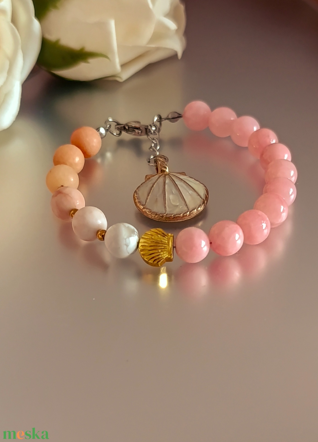 Nyári kapcsos karkötő jádeval, barack aventurinnal, howlittal, zebra jáspissal és kagyló díszekkel - ékszer - karkötő - ásványkarkötő - Meska.hu