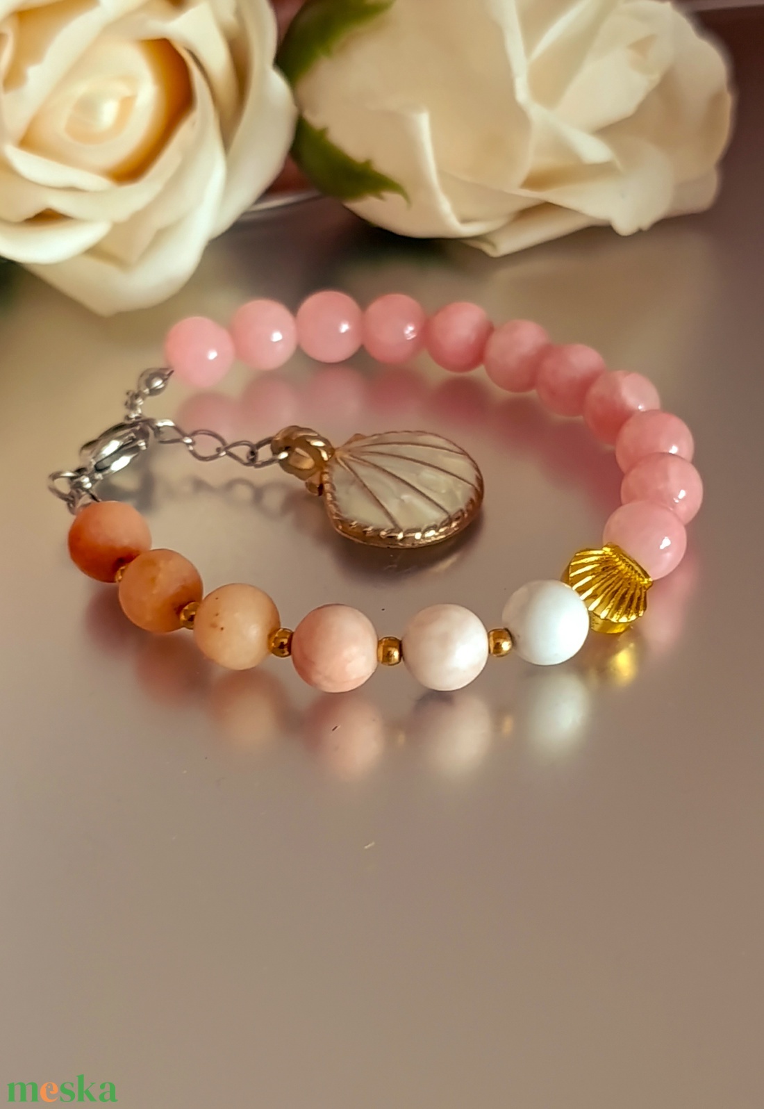 Nyári kapcsos karkötő jádeval, barack aventurinnal, howlittal, zebra jáspissal és kagyló díszekkel - ékszer - karkötő - ásványkarkötő - Meska.hu