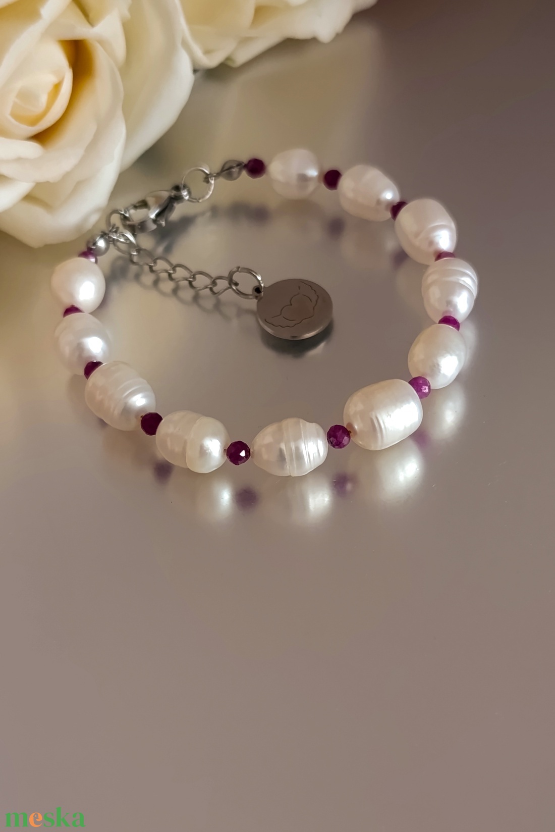 Édesvízi gyöngy és rubin kapcsos női ásványkarkötő szív medállal - ékszer - karkötő - ásványkarkötő - Meska.hu