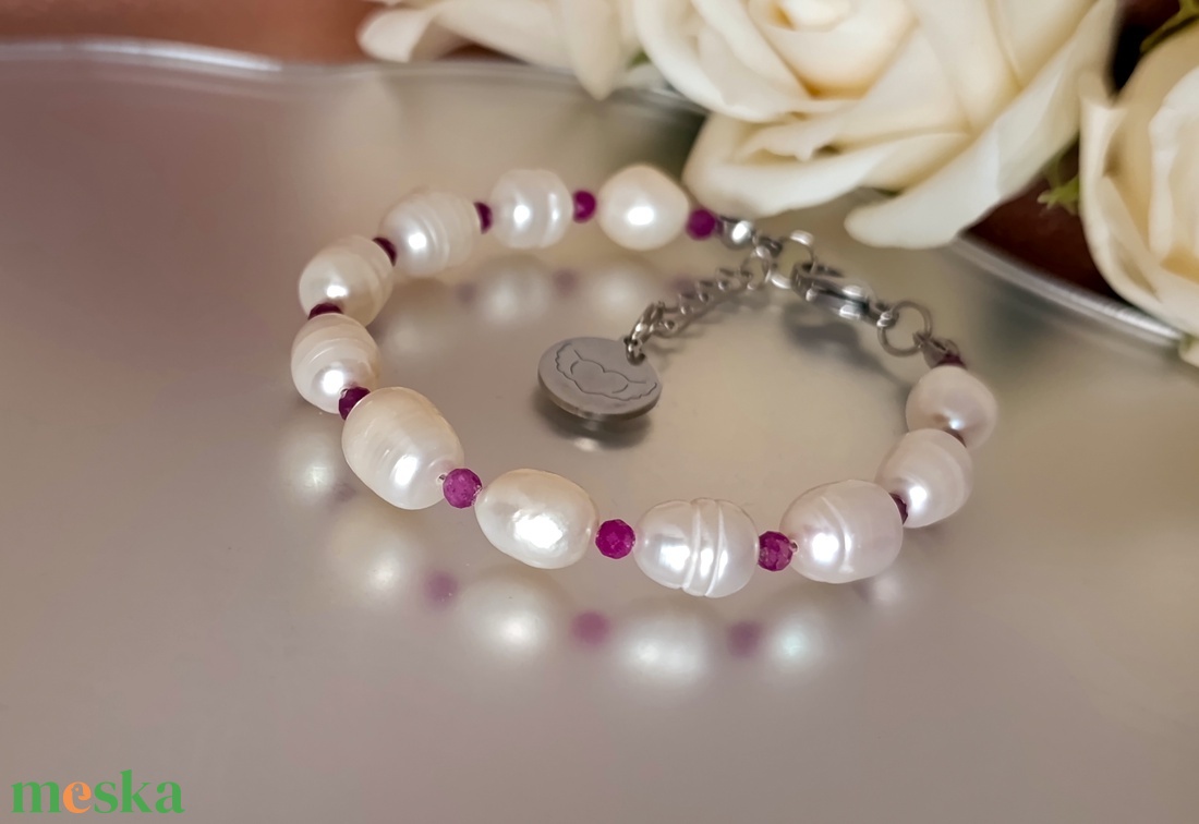 Édesvízi gyöngy és rubin kapcsos női ásványkarkötő szív medállal - ékszer - karkötő - ásványkarkötő - Meska.hu