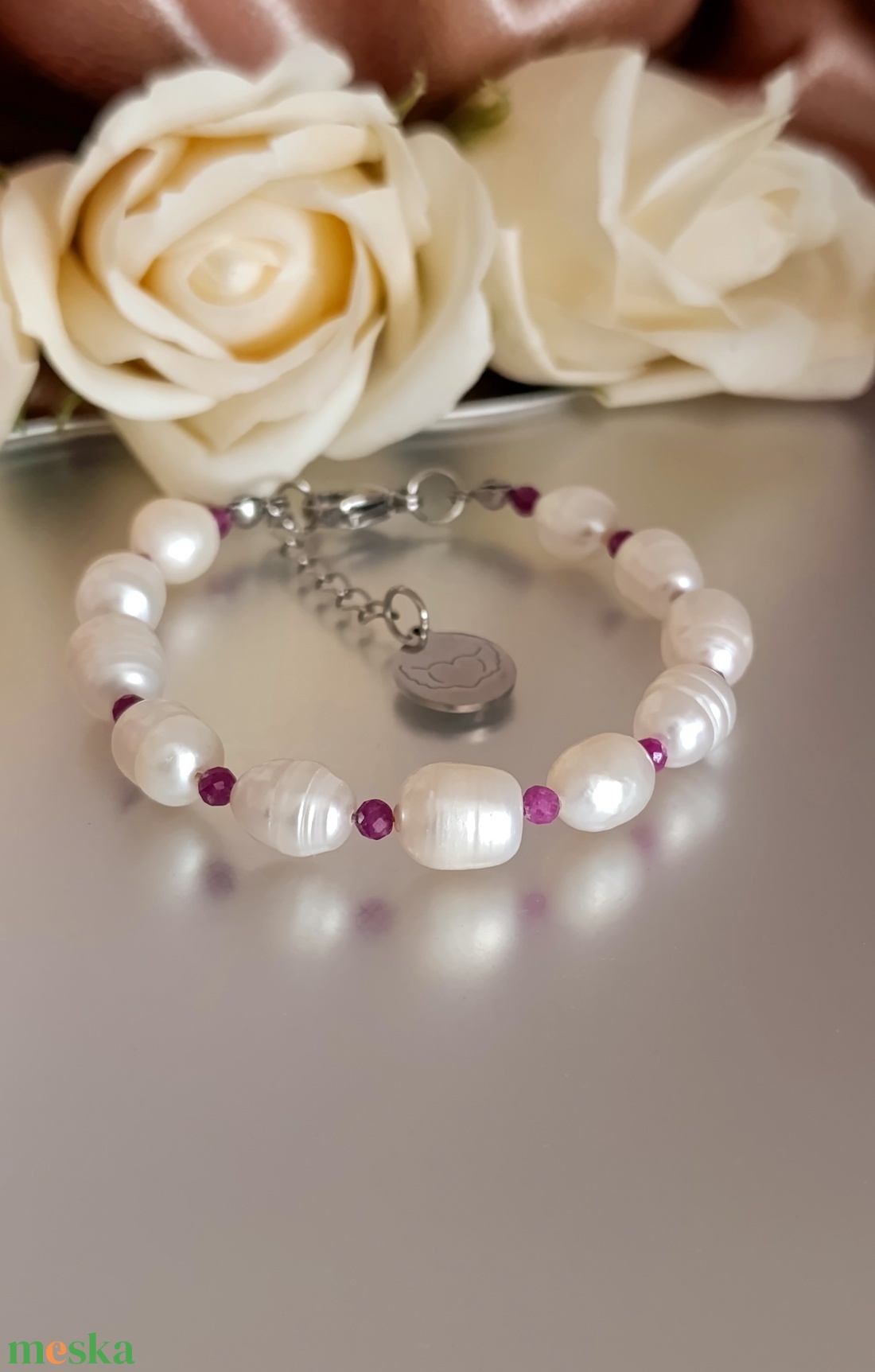 Édesvízi gyöngy és rubin kapcsos női ásványkarkötő szív medállal - ékszer - karkötő - ásványkarkötő - Meska.hu