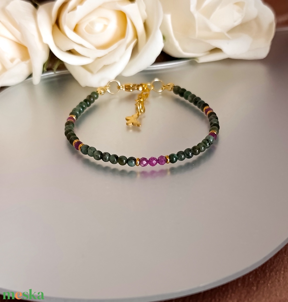 Smaragd és rubin ásványkarkötő pillangó dísszel - ékszer - karkötő - ásványkarkötő - Meska.hu