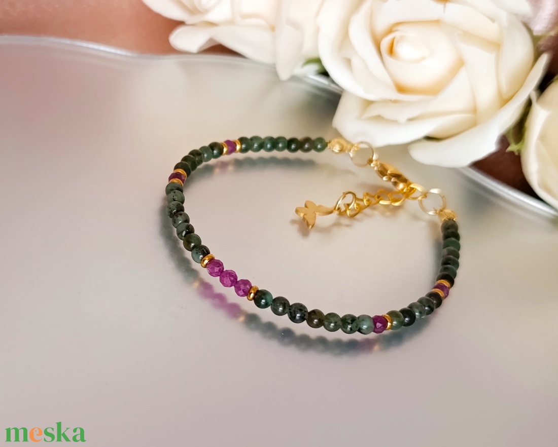 Smaragd és rubin ásványkarkötő pillangó dísszel - ékszer - karkötő - ásványkarkötő - Meska.hu