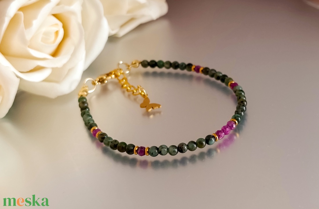 Smaragd és rubin ásványkarkötő pillangó dísszel - ékszer - karkötő - ásványkarkötő - Meska.hu