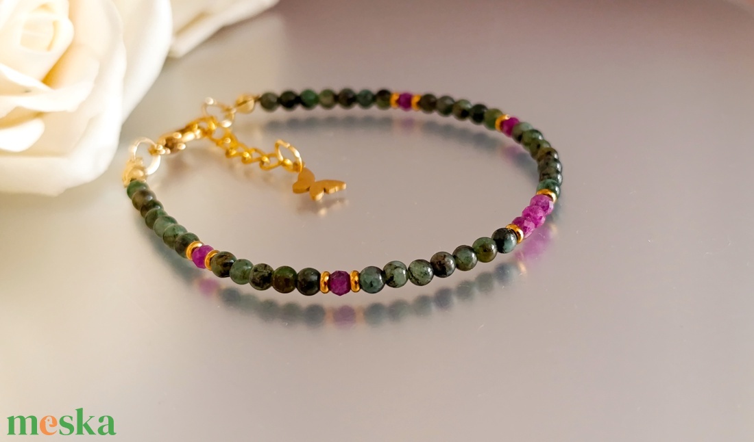 Smaragd és rubin ásványkarkötő pillangó dísszel - ékszer - karkötő - ásványkarkötő - Meska.hu