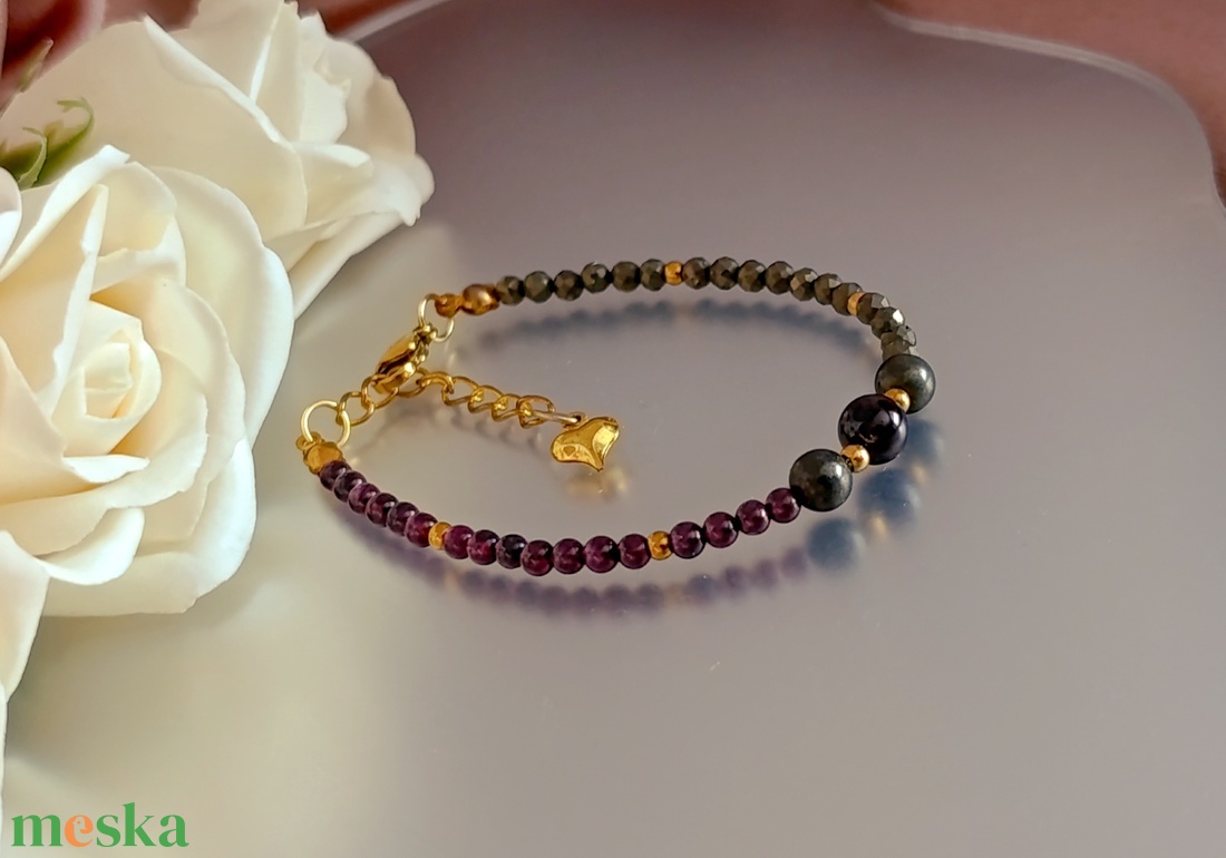 Gránát és pirit kapcsos ásványkarkötő a bőségért - ékszer - karkötő - ásványkarkötő - Meska.hu