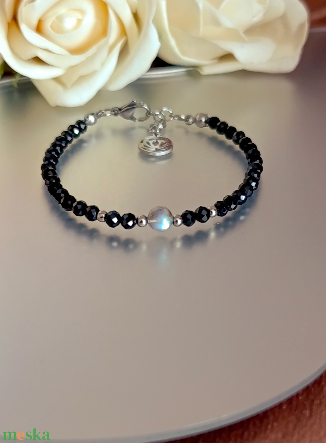 Tudatos jelenlét ásványkarkötő spinellel és labradorittal, lótusz medállal - ékszer - karkötő - ásványkarkötő - Meska.hu