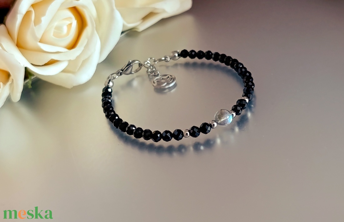 Tudatos jelenlét ásványkarkötő spinellel és labradorittal, lótusz medállal - ékszer - karkötő - ásványkarkötő - Meska.hu