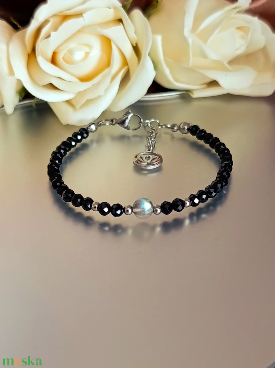 Tudatos jelenlét ásványkarkötő spinellel és labradorittal, lótusz medállal - ékszer - karkötő - ásványkarkötő - Meska.hu