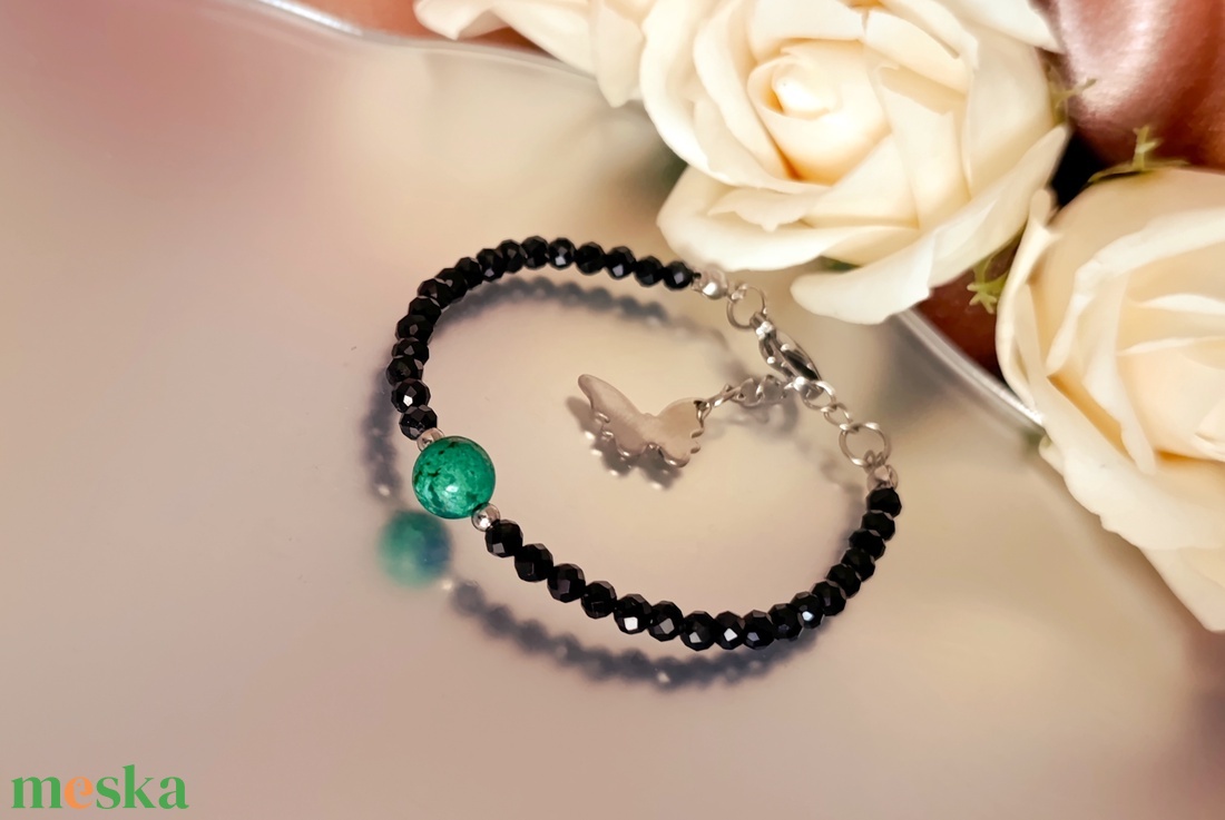 Fekete spinell karkötő azurit-malachittal, pillangó medállal - ékszer - karkötő - ásványkarkötő - Meska.hu