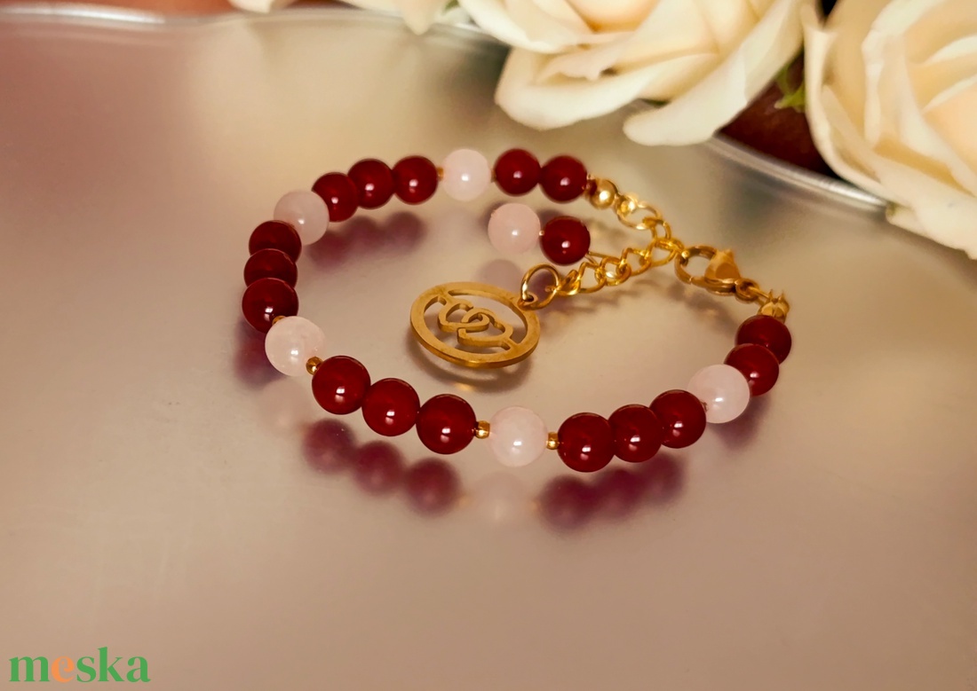 Karneol és rózsakvarc ásványkarkötő szív medállal - ékszer - karkötő - ásványkarkötő - Meska.hu