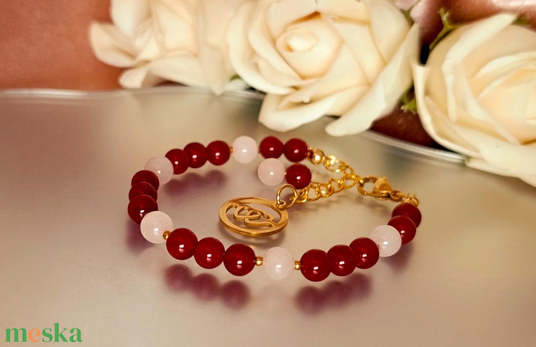 Karneol és rózsakvarc ásványkarkötő szív medállal - ékszer - karkötő - ásványkarkötő - Meska.hu