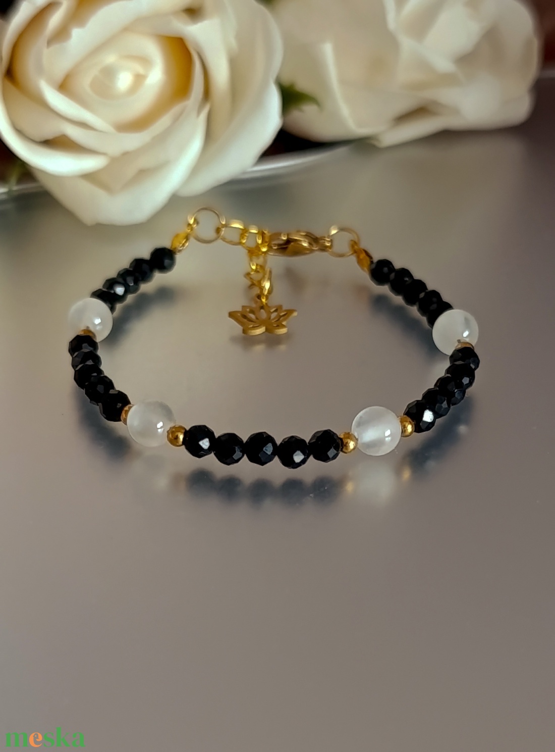 Védelem ásványkarkötő turmalinnal és szelenittel, lótusz medállal - ékszer - karkötő - ásványkarkötő - Meska.hu
