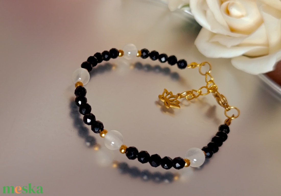 Védelem ásványkarkötő turmalinnal és szelenittel, lótusz medállal - ékszer - karkötő - ásványkarkötő - Meska.hu