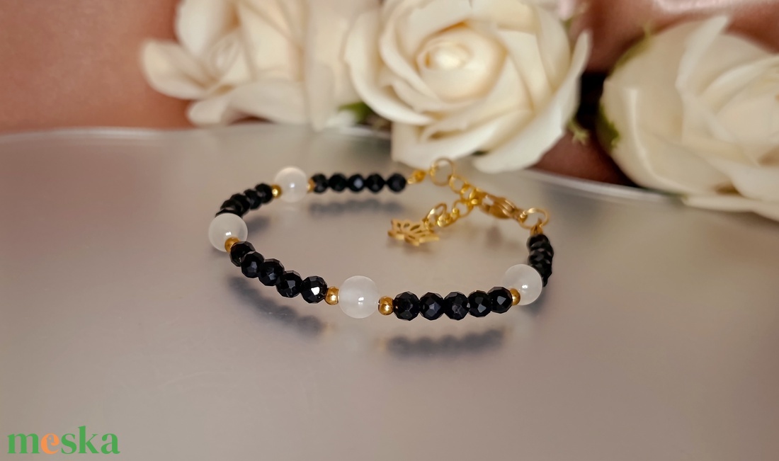 Védelem ásványkarkötő turmalinnal és szelenittel, lótusz medállal - ékszer - karkötő - ásványkarkötő - Meska.hu