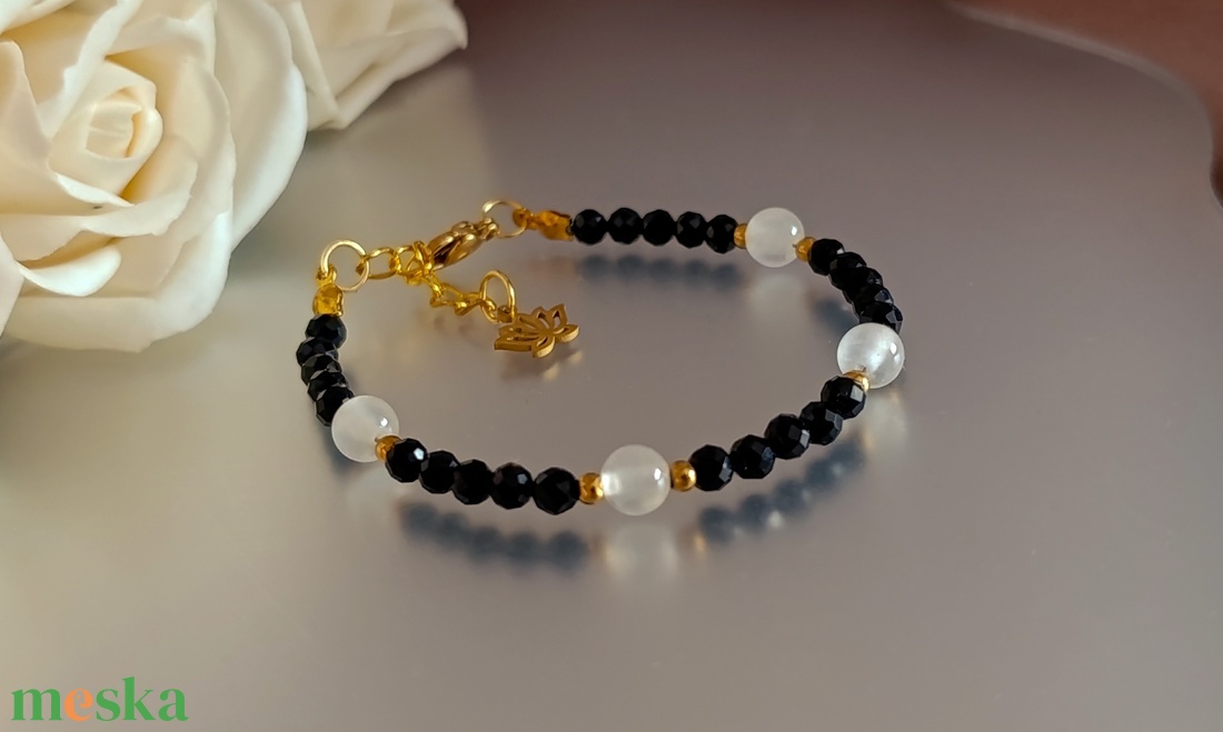 Védelem ásványkarkötő turmalinnal és szelenittel, lótusz medállal - ékszer - karkötő - ásványkarkötő - Meska.hu