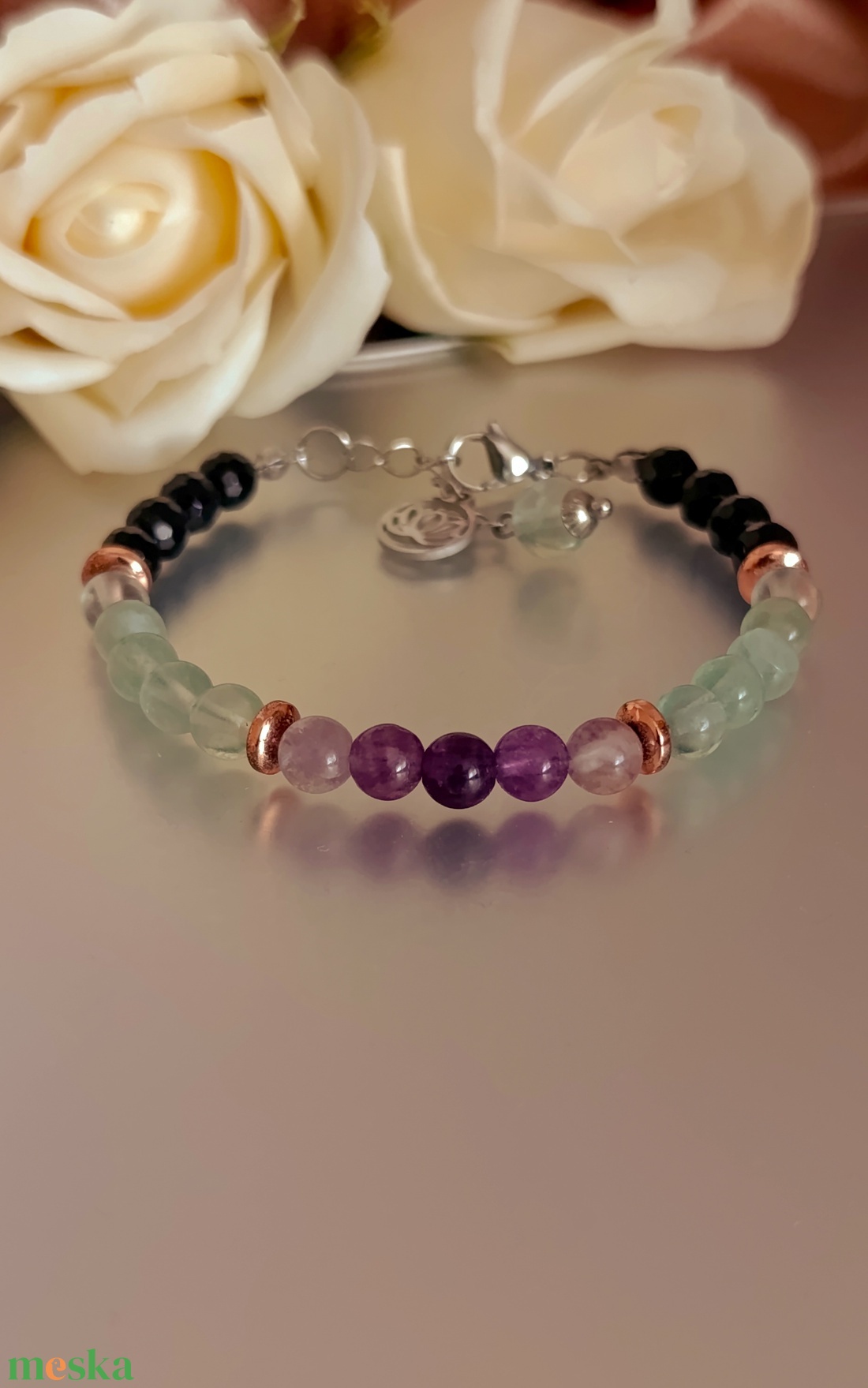 Védelmező fekete turmalin és fluorit ásványkarkötő Lótusz medállal - ékszer - karkötő - ásványkarkötő - Meska.hu