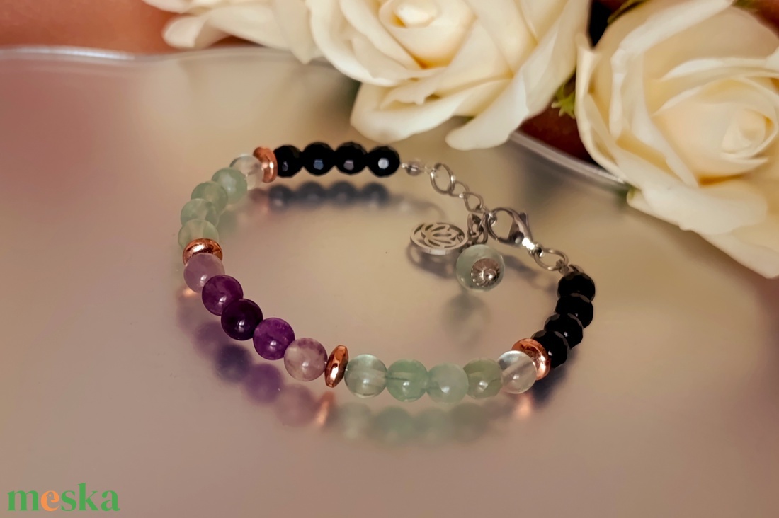 Védelmező fekete turmalin és fluorit ásványkarkötő Lótusz medállal - ékszer - karkötő - ásványkarkötő - Meska.hu