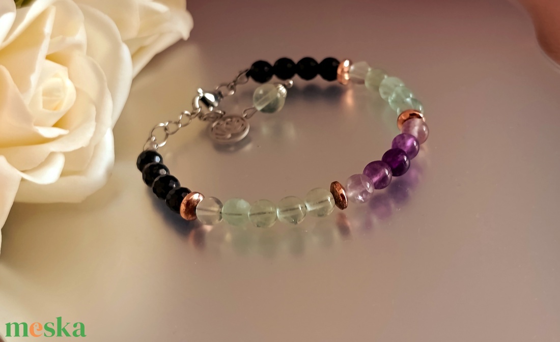 Védelmező fekete turmalin és fluorit ásványkarkötő Lótusz medállal - ékszer - karkötő - ásványkarkötő - Meska.hu