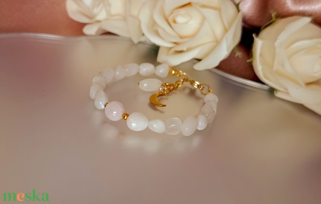 Szivárvány holdkő és madagaszkári rózsakvarc kapcsos női ásványkarkötő Hold medállal - tanúfelkérő - ékszer - karkötő - ásványkarkötő - Meska.hu