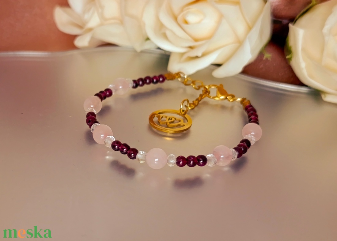 Gránát, rózsakvarc és hegyikristály kapcsos ásványkarkötő szív medállal - ékszer - karkötő - ásványkarkötő - Meska.hu