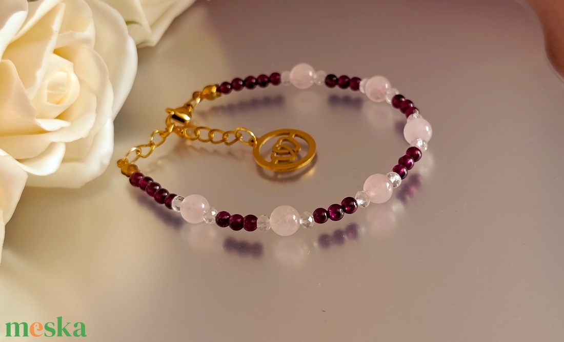 Gránát, rózsakvarc és hegyikristály kapcsos ásványkarkötő szív medállal - ékszer - karkötő - ásványkarkötő - Meska.hu