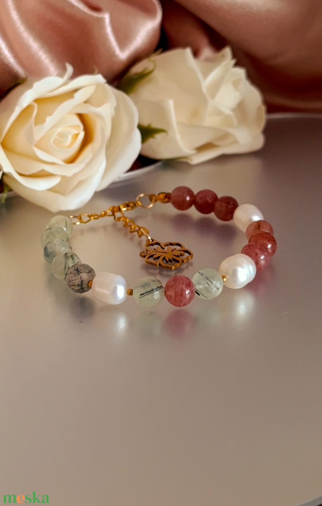 Édesvízi gyöngy, eperkvarc és prehnit ásványkarkötő - Nyugalom és szívkapcsolat - ékszer - karkötő - ásványkarkötő - Meska.hu