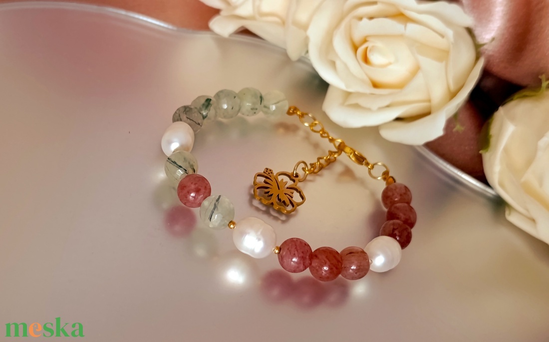 Édesvízi gyöngy, eperkvarc és prehnit ásványkarkötő - Nyugalom és szívkapcsolat - ékszer - karkötő - ásványkarkötő - Meska.hu