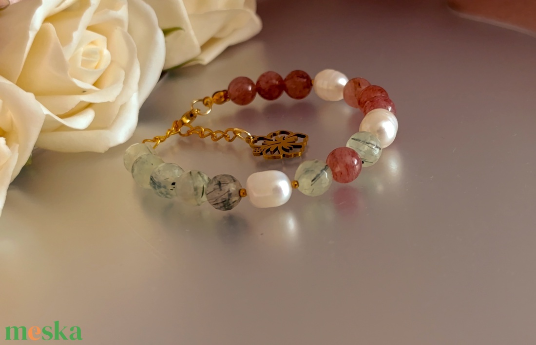 Édesvízi gyöngy, eperkvarc és prehnit ásványkarkötő - Nyugalom és szívkapcsolat - ékszer - karkötő - ásványkarkötő - Meska.hu