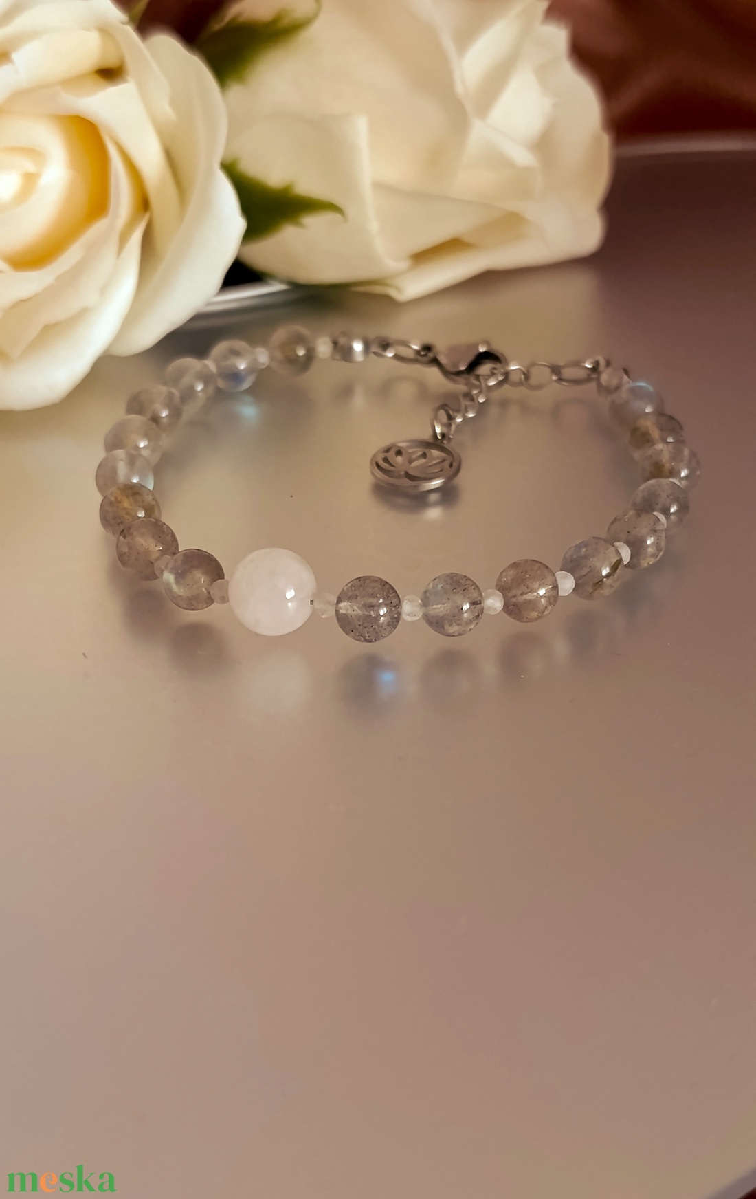 AA minőségű labradorit, hegyikristály és holdkő kapcsos ásványkarkötő Lótusz medállal - ékszer - karkötő - ásványkarkötő - Meska.hu