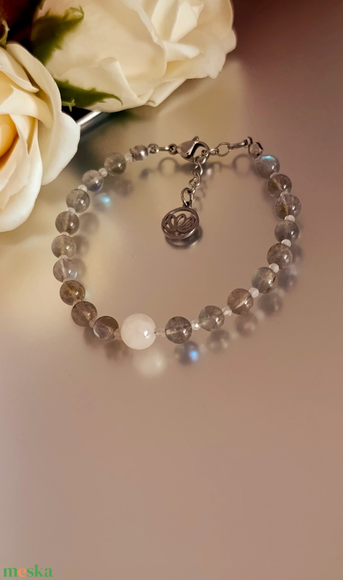 AA minőségű labradorit, hegyikristály és holdkő kapcsos ásványkarkötő Lótusz medállal - ékszer - karkötő - ásványkarkötő - Meska.hu