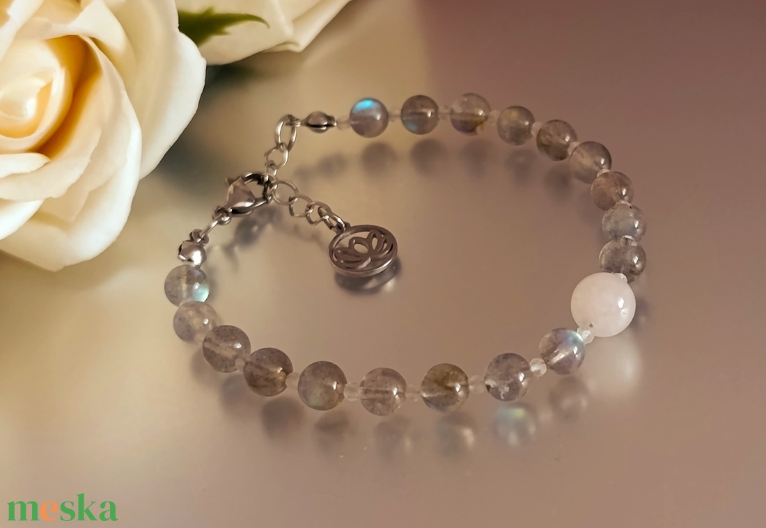 AA minőségű labradorit, hegyikristály és holdkő kapcsos ásványkarkötő Lótusz medállal - ékszer - karkötő - ásványkarkötő - Meska.hu