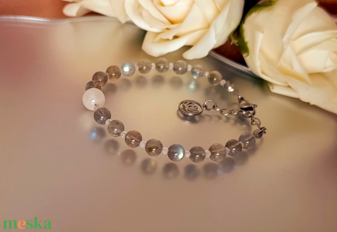 AA minőségű labradorit, hegyikristály és holdkő kapcsos ásványkarkötő Lótusz medállal - ékszer - karkötő - ásványkarkötő - Meska.hu