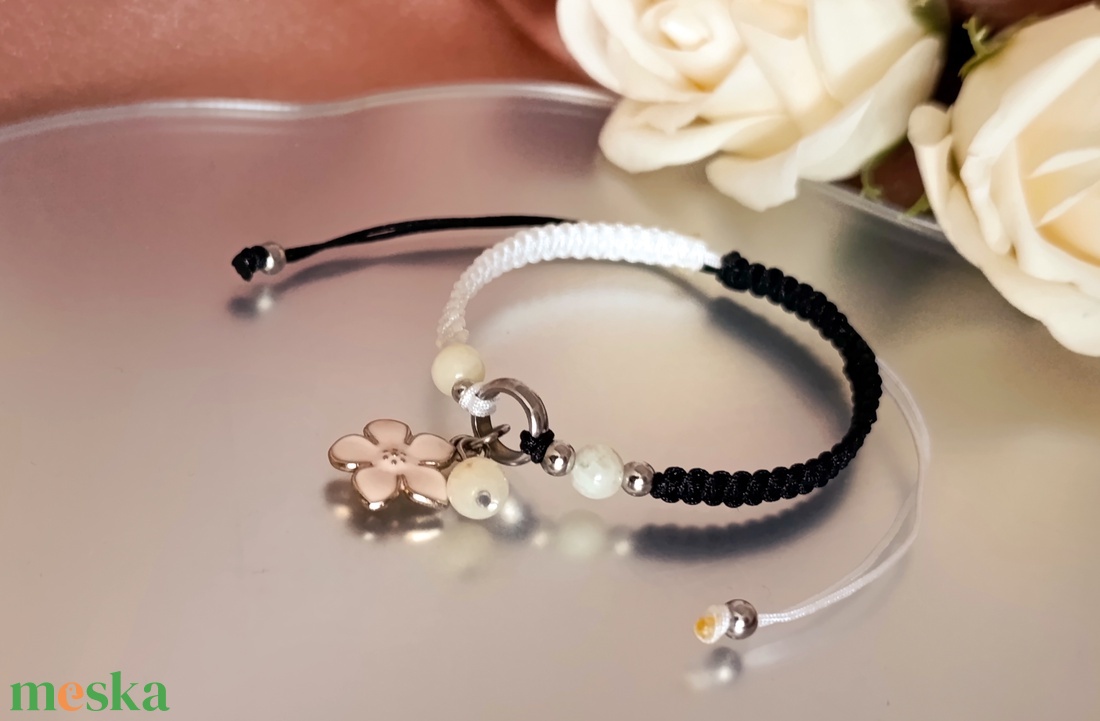Fekete - fehér csomózott karkötő sárga berillel és virág medállal - ékszer - karkötő - ásványkarkötő - Meska.hu