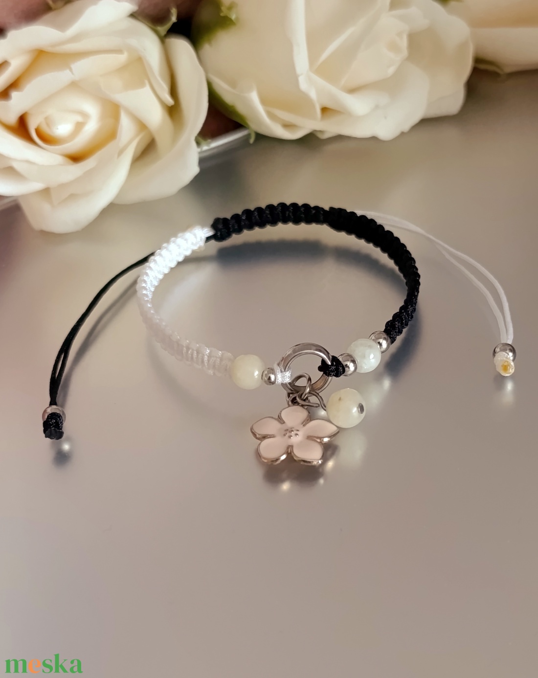 Fekete - fehér csomózott karkötő sárga berillel és virág medállal - ékszer - karkötő - ásványkarkötő - Meska.hu