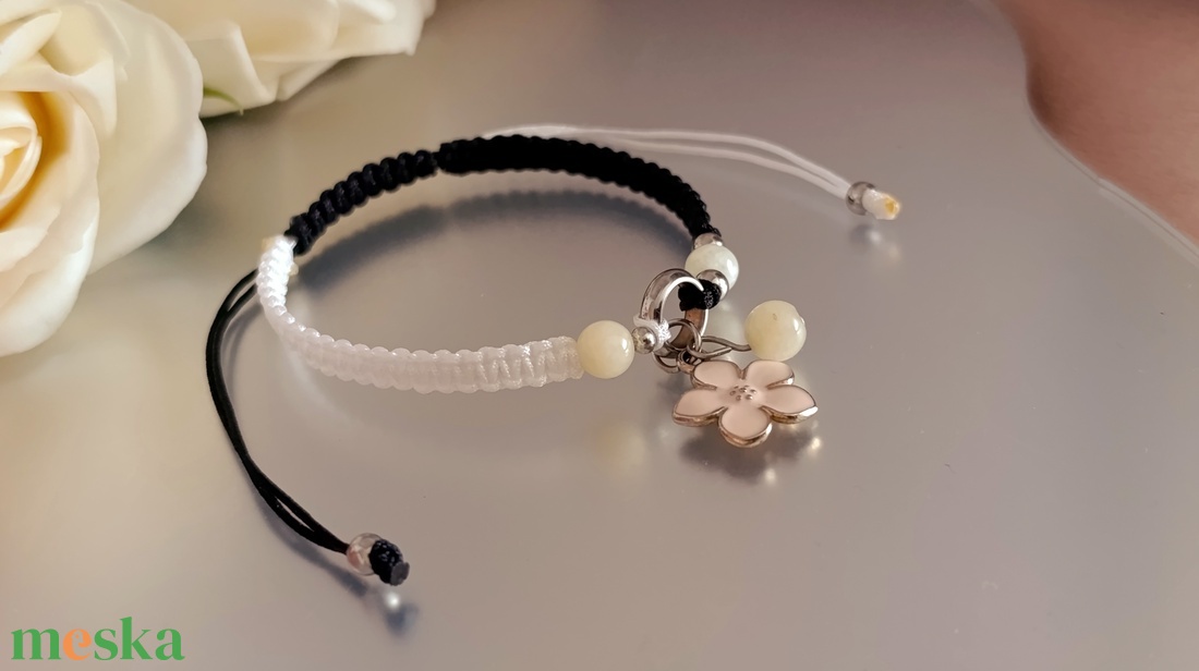 Fekete - fehér csomózott karkötő sárga berillel és virág medállal - ékszer - karkötő - ásványkarkötő - Meska.hu