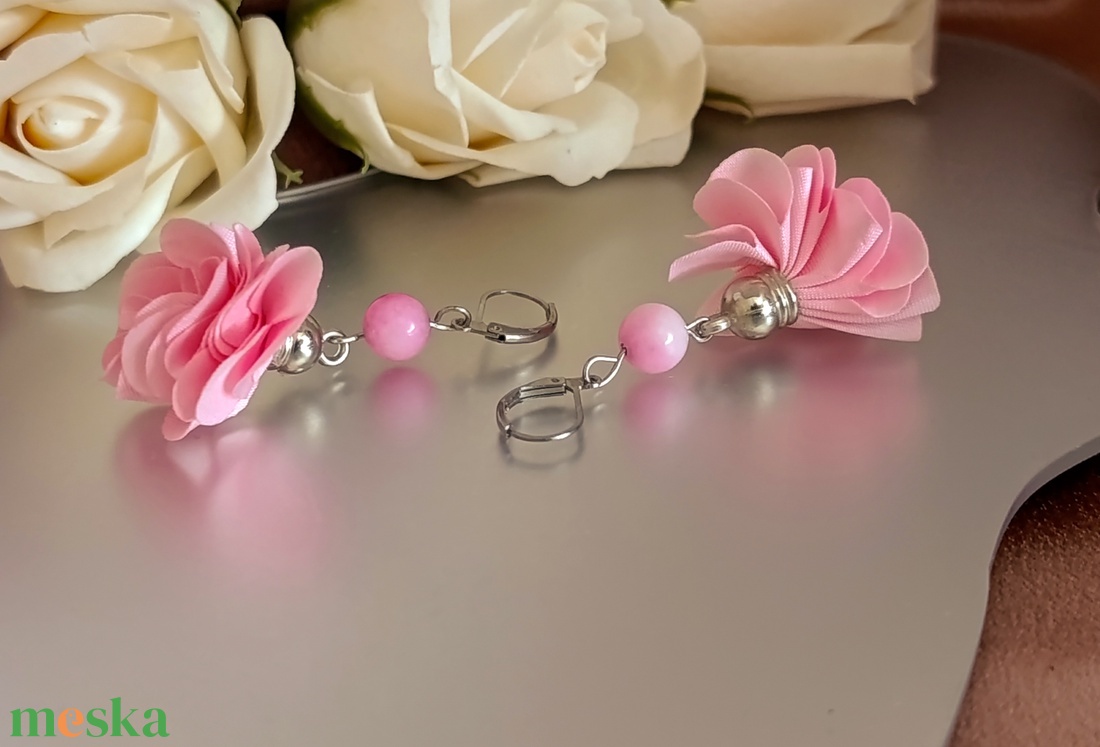 Rózsa jáde és textilvirág lógós nemesacél fülbevaló - ékszer - fülbevaló - lógó fülbevaló - Meska.hu