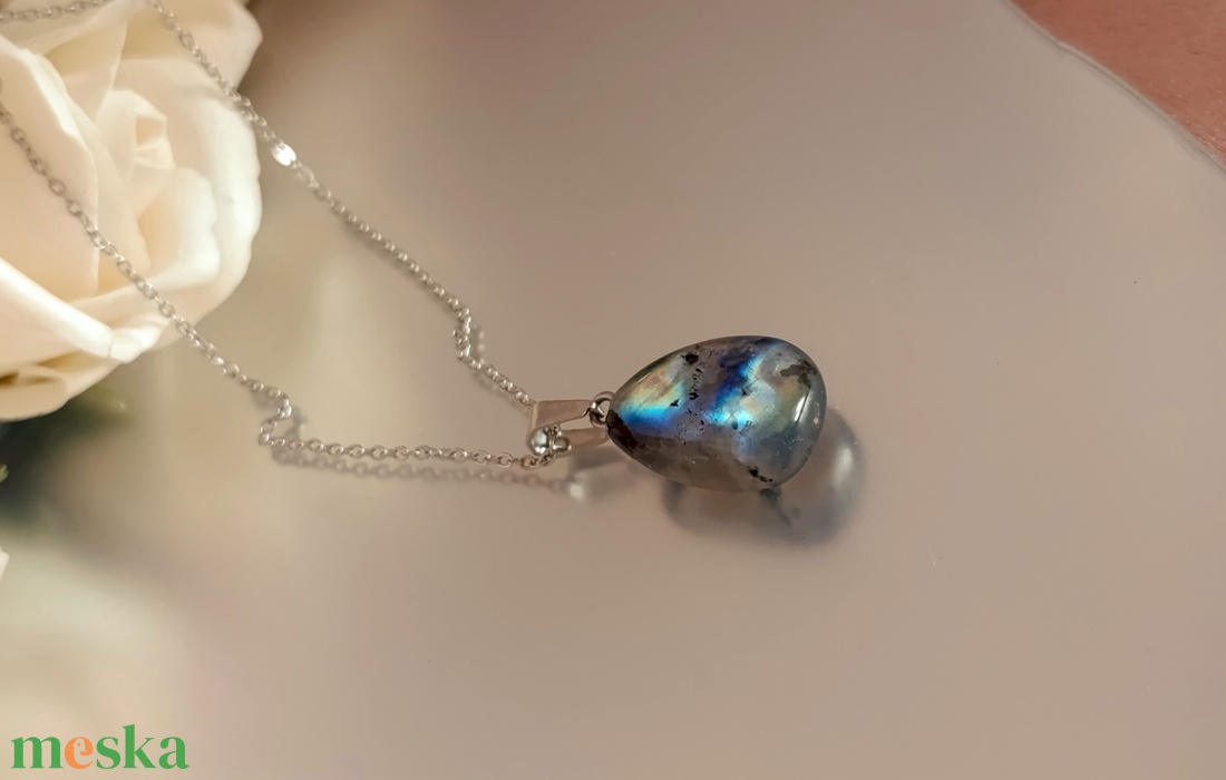 Labradorit medál nemesacél nyakláncon - ékszer - nyaklánc - medálos nyaklánc - Meska.hu