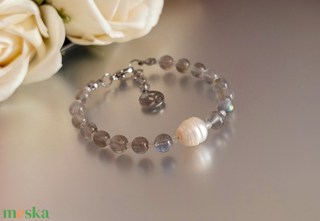 AA minőségű labradorit, hegyikristály és édesvízi gyöngy karkötő Lótusz medállal - ékszer - karkötő - ásványkarkötő - Meska.hu