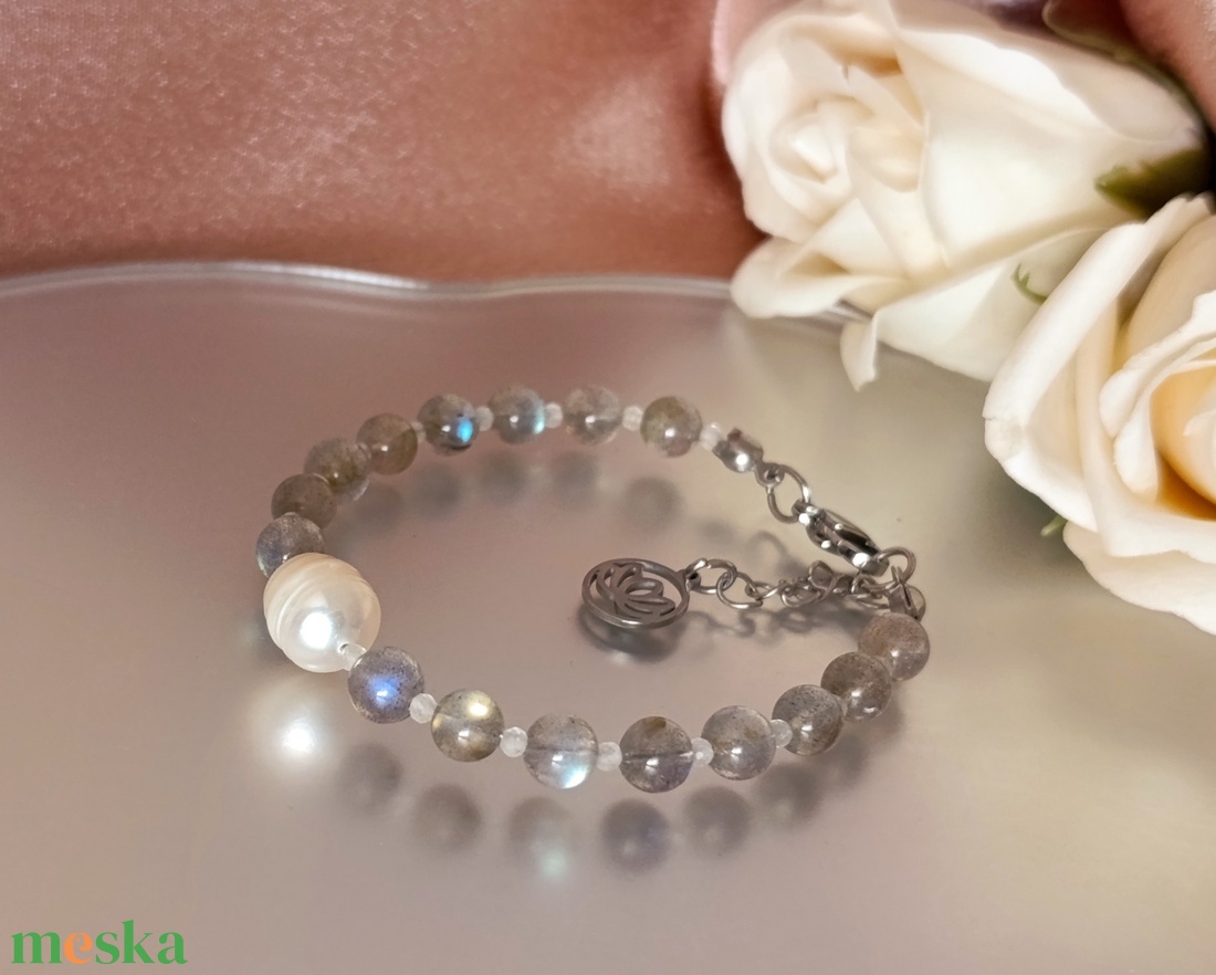 AA minőségű labradorit, hegyikristály és édesvízi gyöngy karkötő Lótusz medállal - ékszer - karkötő - ásványkarkötő - Meska.hu