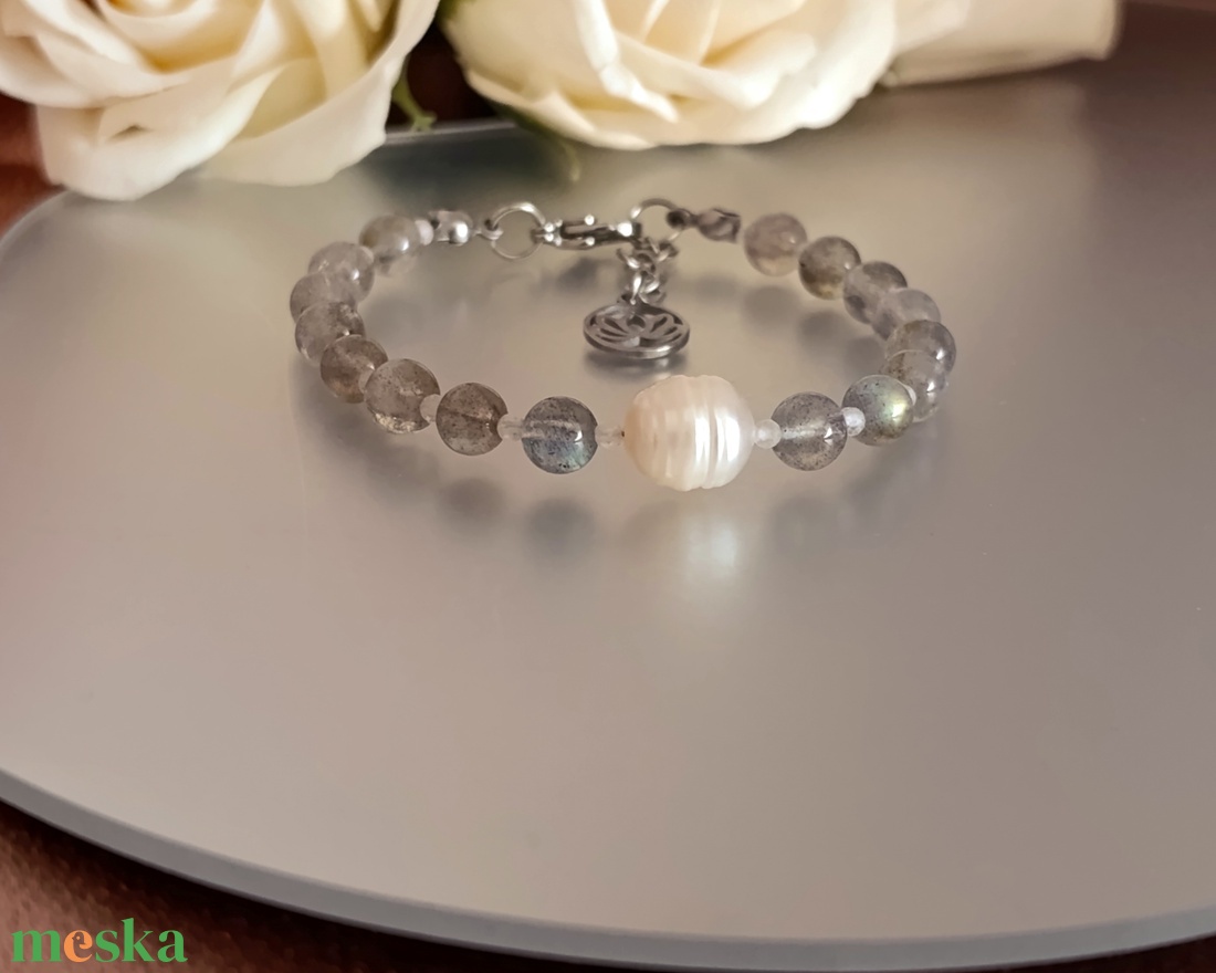 AA minőségű labradorit, hegyikristály és édesvízi gyöngy karkötő Lótusz medállal - ékszer - karkötő - ásványkarkötő - Meska.hu