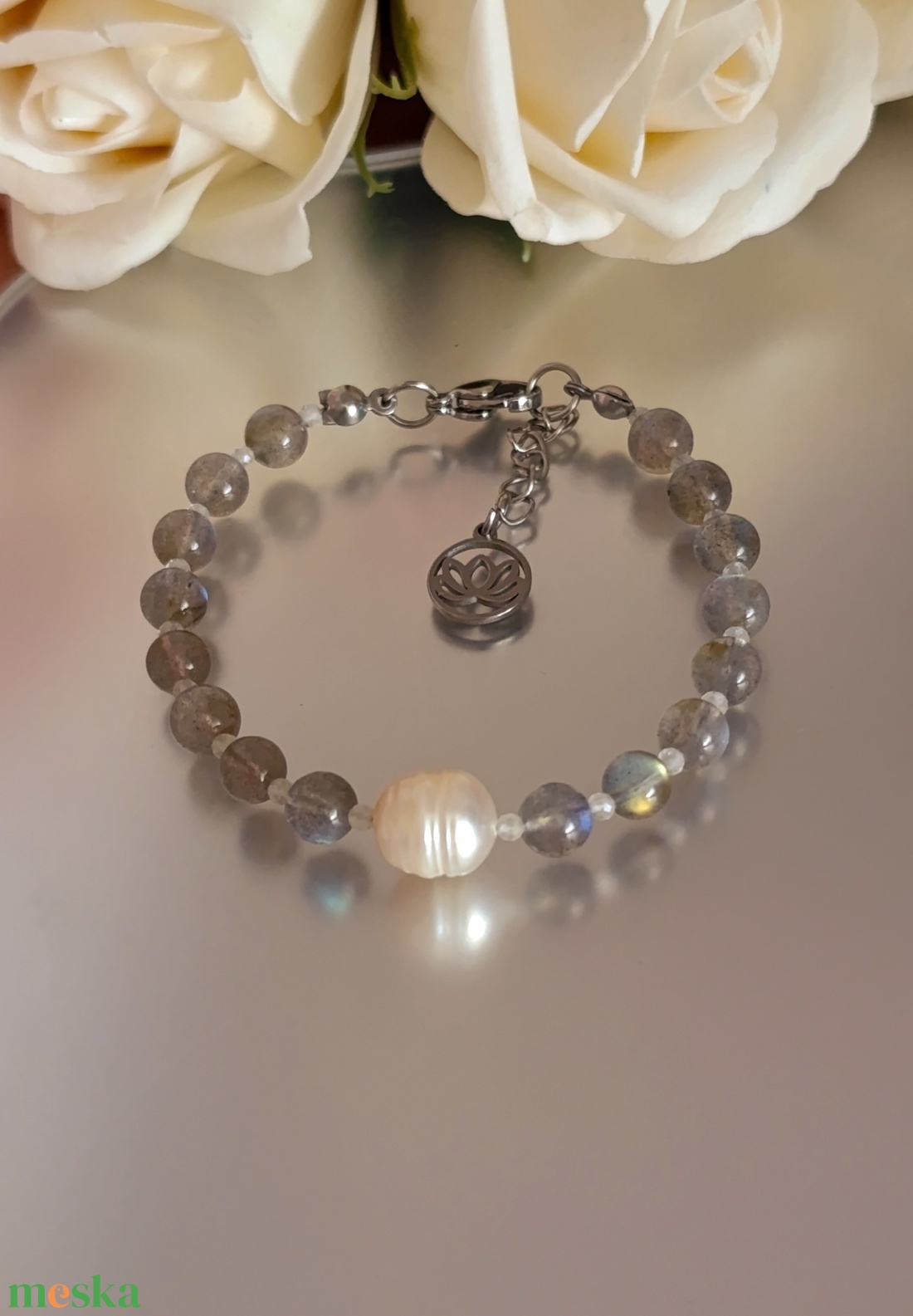 AA minőségű labradorit, hegyikristály és édesvízi gyöngy karkötő Lótusz medállal - ékszer - karkötő - ásványkarkötő - Meska.hu