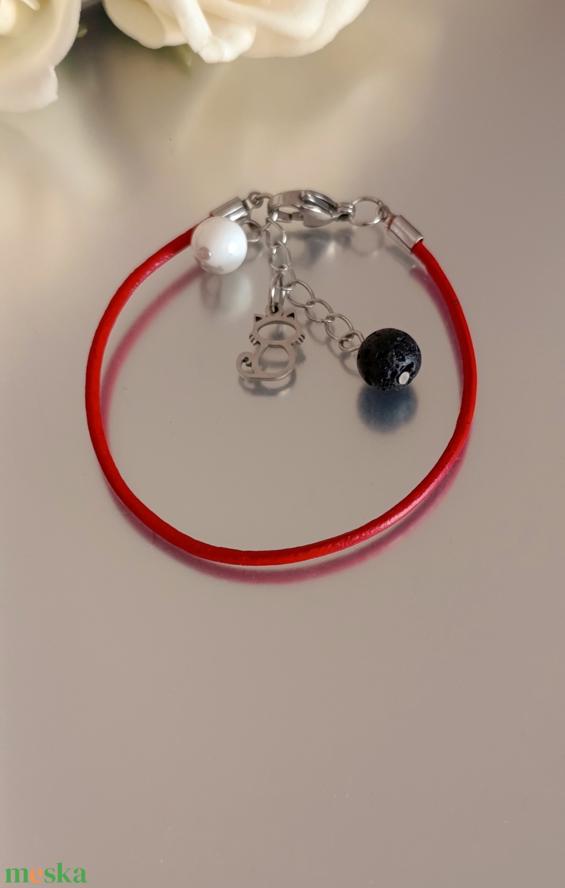 Piros hengerbőr kapcsos karkötő cica medállal, howlittal és lávakővel, aroma ékszer - ékszer - karkötő - ásványkarkötő - Meska.hu