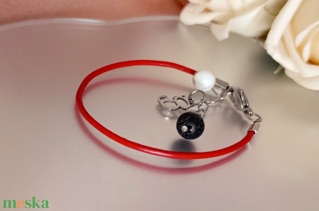 Piros hengerbőr kapcsos karkötő cica medállal, howlittal és lávakővel, aroma ékszer - ékszer - karkötő - ásványkarkötő - Meska.hu