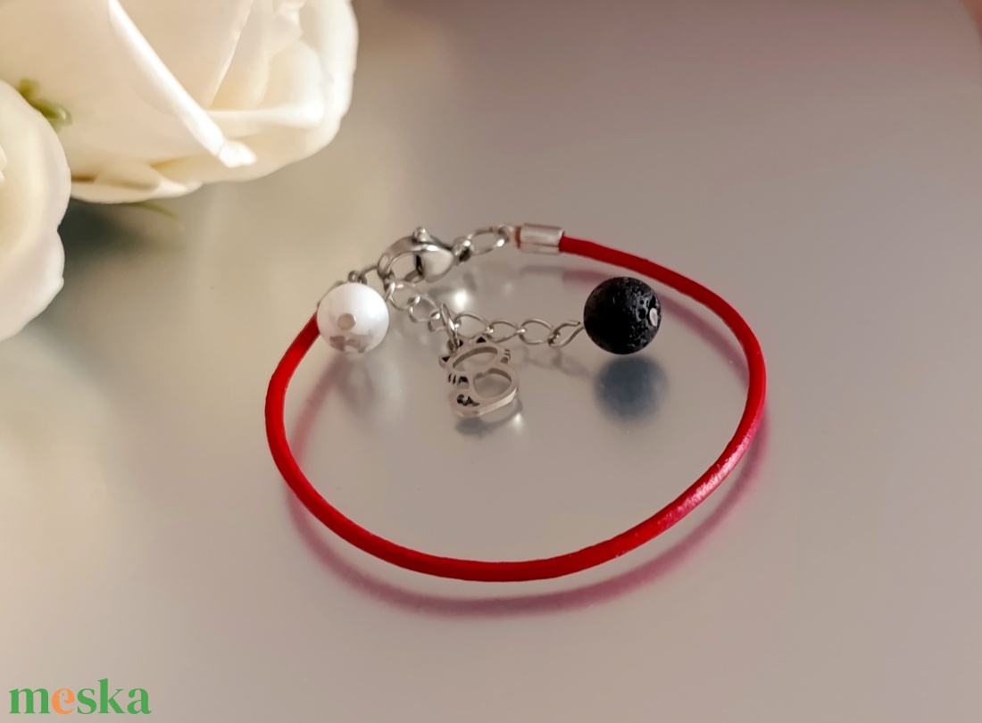 Piros hengerbőr kapcsos karkötő cica medállal, howlittal és lávakővel, aroma ékszer - ékszer - karkötő - ásványkarkötő - Meska.hu