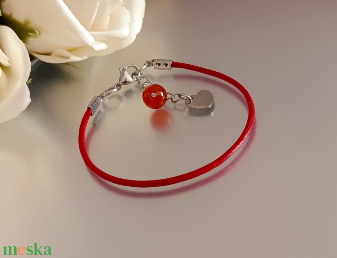 Hengerbőr kapcsos karkötő karneollal és szív medállal - ékszer - karkötő - ásványkarkötő - Meska.hu