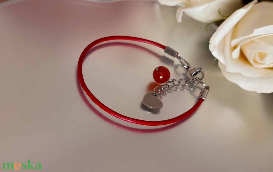 Hengerbőr kapcsos karkötő karneollal és szív medállal - ékszer - karkötő - ásványkarkötő - Meska.hu